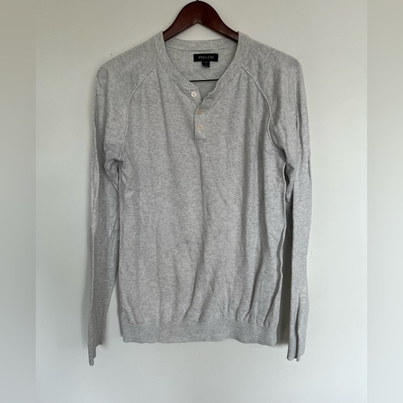 RW&CO. Gray V-Neck Sweater with Ribbed Cuffs size medium - Picture 2 of 6